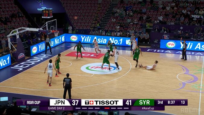 衝撃の84秒で8ポイント→SNS騒然「俺たちの吉井」がトレンド入り「凄すぎた！」吉井裕鷹が倒れながらミラクルショットを沈めた瞬間【バスケ日本代表】 4枚目