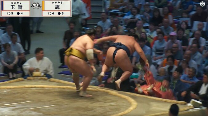 「これは衝撃映像」鉄人・玉鷲、行司を“なぎ倒し”土俵下へ落下「めっちゃ飛んだな」「大被弾」館内騒然 4枚目
