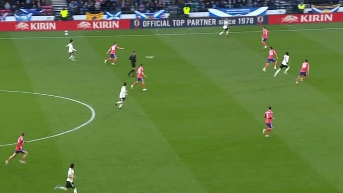 三笘薫、“一撃打破”のアウトサイドスルーパスにファン騒然「クオリティーが違う」「あんなにあっさり裏に出るのか」 4枚目