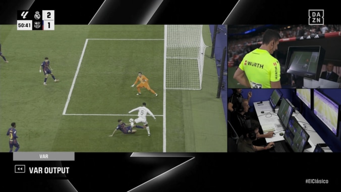 【写真・画像】「めっちゃキレてる」ヴィニシウス、クラシコ途中交代に激昂！「明らかな不満顔」「気持ちはわかるけど抑えないと」監督に目もくれずロッカールームへ　1枚目