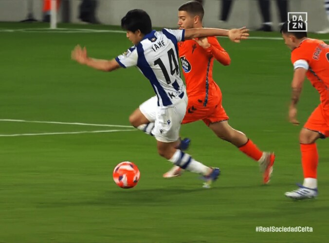 久保建英、３人ぶっちぎり突破→ファウル被害でピッチ叩いて怒り！「やっとタケの良さが出た」「ついにキレた」現地紙は低評価「消えていた」 2枚目