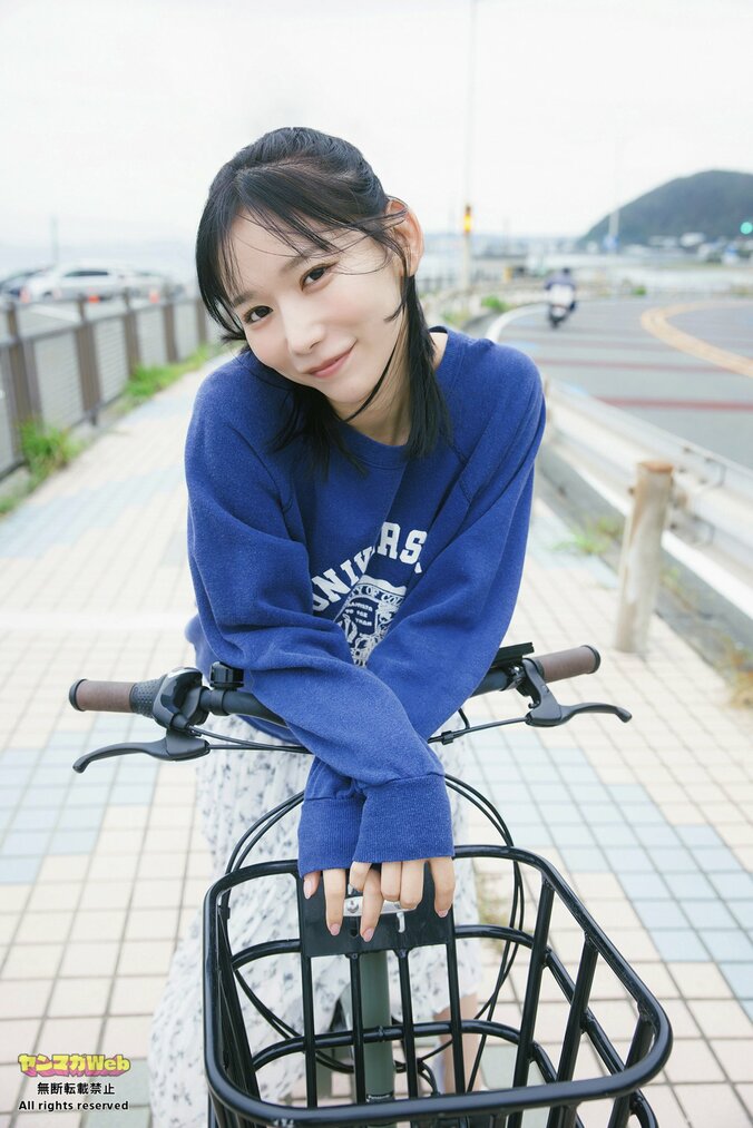 yosugala・黒坂未来、スウェットにスカートで元気なグラビア ヤンマガWeb「NEXT推しガール！」 1枚目