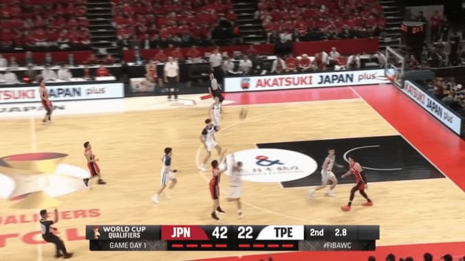 「もう漫画だ」富永啓生、残り３秒で“神業ディープスリー”炸裂！「お祭り騒ぎ」「本当に美しい」２Ｑ連続のブザービーターが話題【バスケ日本代表】 3枚目