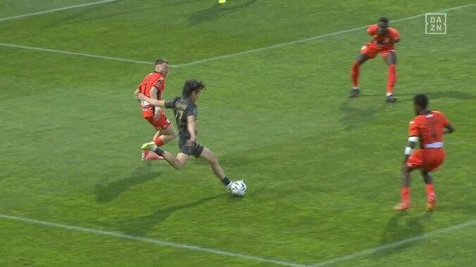 【写真・画像】「フィジカル強っ！」中村敬斗、大型DFにデュエル勝利→急加速ドリブルでイエロー誘発「体の入れ方うまい」ファン称賛　1枚目