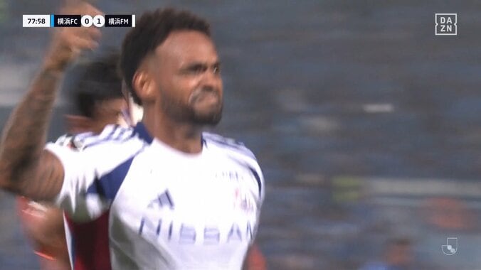 「他サポだけど泣ける」横浜FM退団のエースが独特PKで惜別弾「アンデルソンロペスの涙にもらい泣き」ゴール後泣きながらサポーターに駆け寄る姿に感動の声 4枚目