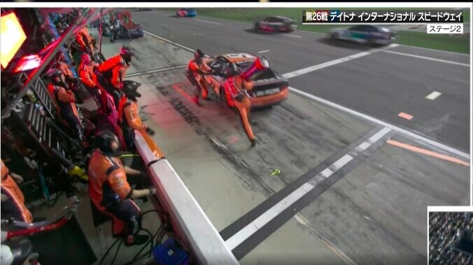 「危ない」給油中に“急発進”→クルー同士が激突し転倒！ お粗末なピットインに解説者も苦言「せっかくガスだけ入れてるのに…」 4枚目