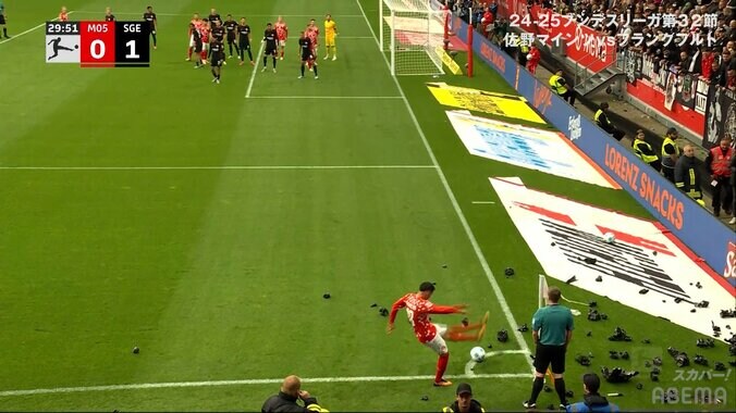 敵サポーターの愚行…“ゴミ直撃”でマインツMFが激怒！「行儀が悪すぎ」「収拾がつかない」「これはダメでしょ…」試合中断騒動にファンも唖然 2枚目