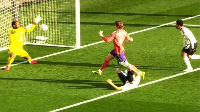 神セーブの鈴木彩艶