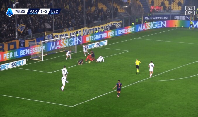 ゴール前はカオスの混戦に