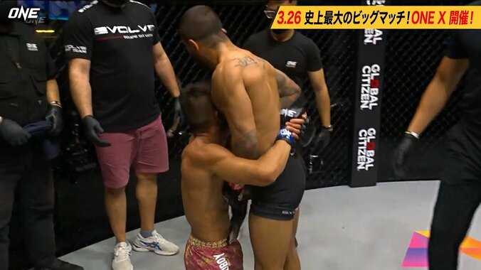 大逆転KO、金星に号泣 拒否する元王者に無理やりハグで賛否「負けた方の気持ちも考えて」 3枚目