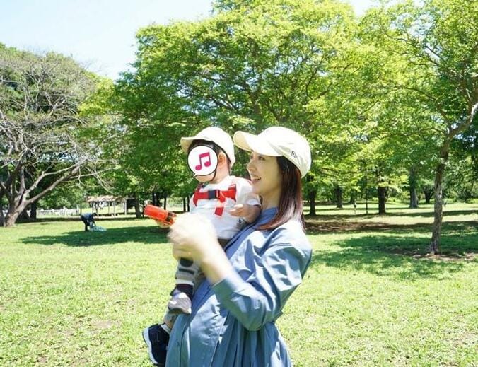  川田裕美アナ、公園を満喫する息子との2ショットを公開「可愛すぎます」「素敵な風景」の声  1枚目