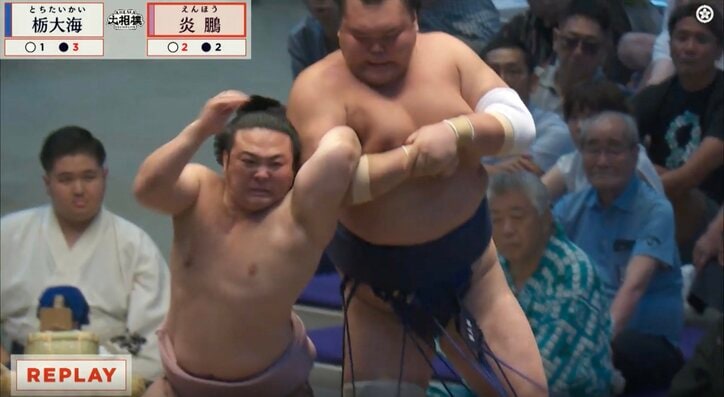 左腕を極められる炎鵬