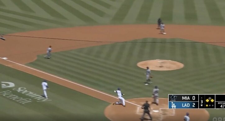 【写真・画像】どうした…！？ 大谷翔平、片手打ちで“まさかの珍光景”「なんやあれw」 相手野手に異変… “異様な飛び方”の特大飛球にファン騒然「金属バットかな」　1枚目