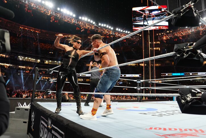 【画像】デカ女レスラーがレジェンド男子を「ひょいっ」の“歴史的”ワンシーン