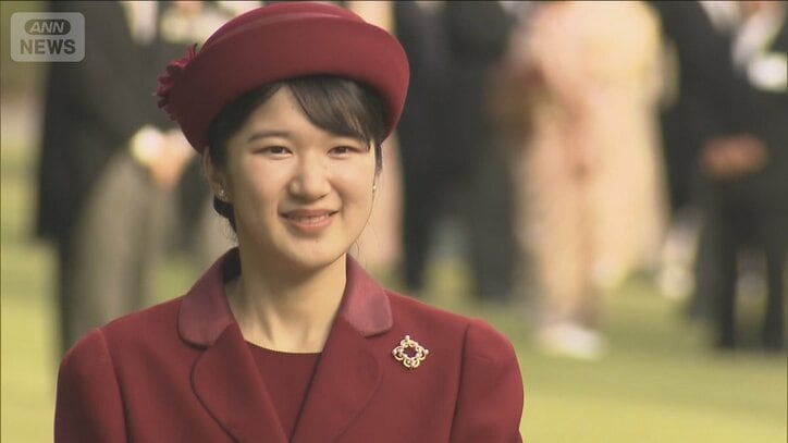 秋の園遊会での愛子さま　ワインレッドの装い