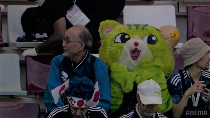 日本サポーターの中に不思議な動きが妙に“ツボる”巨大ネコ出現！ 公式映像も注目