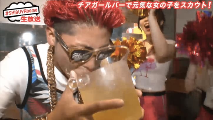 ヘソ出しギャルと飲める「チアガールバー」に鈴木あや&あっくんが潜入