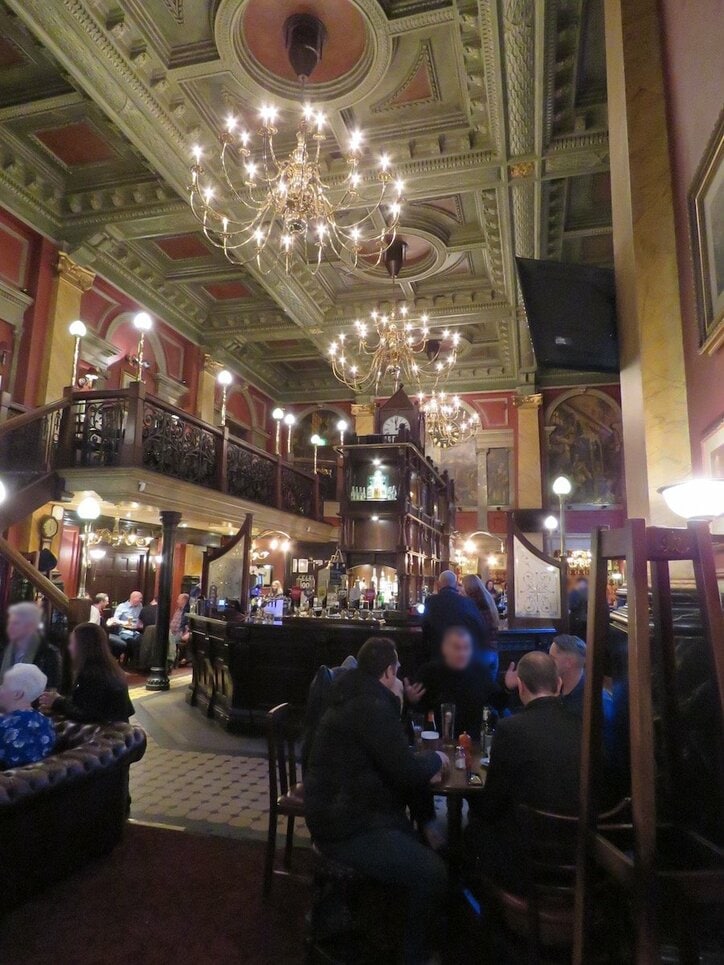 店内はまるで迷宮！  ロンドンの元修道院パブでフィッシュ＆チップスとビールを堪能