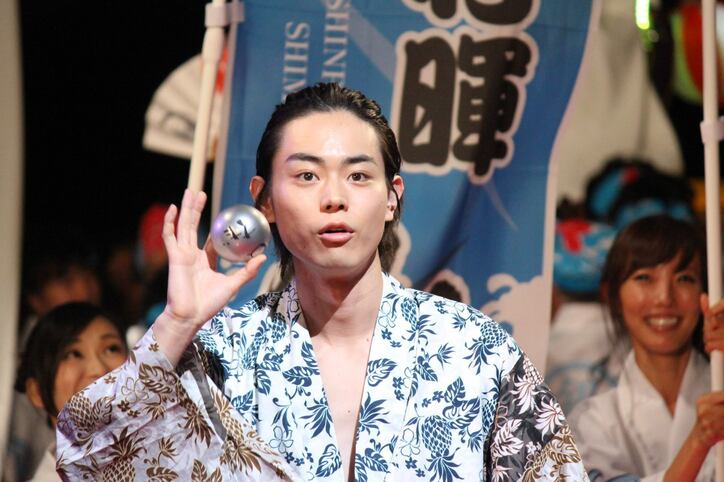 菅田将暉、橋本環奈の演技を絶賛「鼻をほじったり、ゲロを吐いたり」