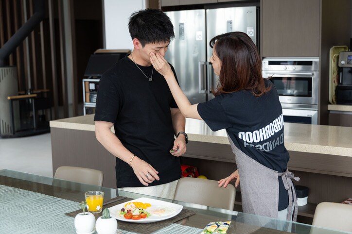 寝起きで無防備な田中みな実似の33歳美女、突然顔を近づけ…早朝スキンシップに年下経営者がドキマギ