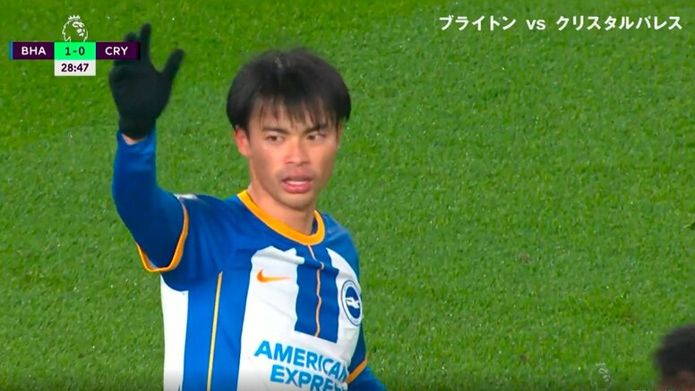 「髪切った？」三笘薫、肩でタックルをお見舞い ペナルティエリア付近でファウルを取られる緊迫したシーンにファンが意外な反応「サッパリした」