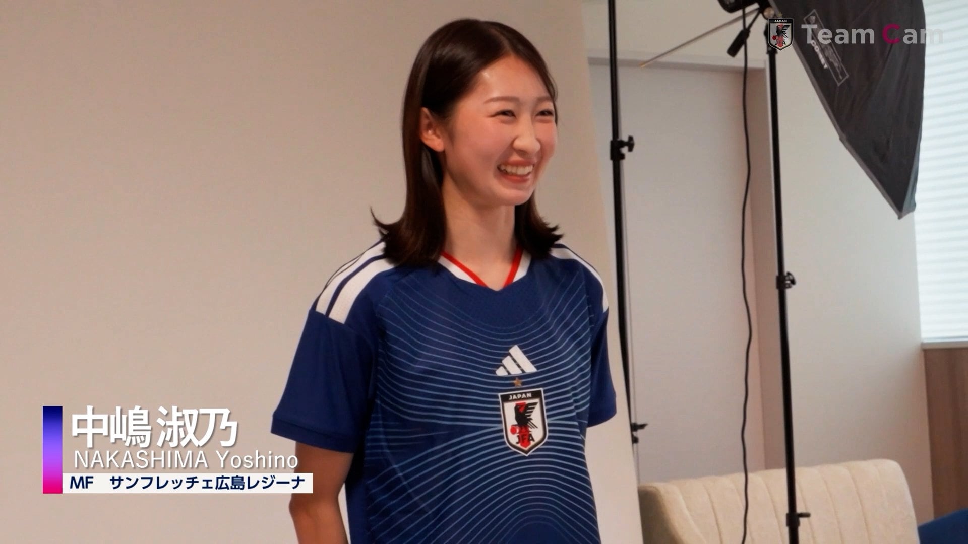 ハニカミながら撮影する中嶋淑乃