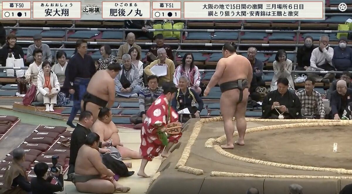 館内騒然！行司が力士に突き飛ばされるアクシデント 「すっごい