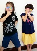 インリン、双子の娘と息子が服を交換した2ショットを公開「なんじゃこりゃ」