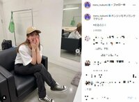 生見愛瑠のカジュアルコーデの足組みショットに「笑顔ヤバイっす」「可愛すぎる」と絶賛