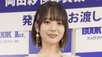 “役満ボディー”岡田紗佳(30) 幼少期に母と写る親子ショットを披露「お母さんもびっくりするくらい綺麗ですね」