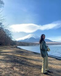 「絵になります」「最高の組み合わせ」新木優子、富士山バックのナチュラルな私服ショットに反響続々
