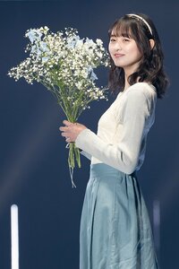 遠藤さくらが春らしい装いでキュートに微笑む&金川紗耶がランウェイデビュー、乃木坂46がTGCに登場【画像集】