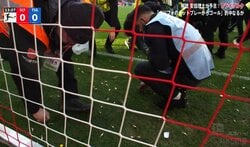 「Ｊリーグでやったら炎上しそう」浅野拓磨のような“チョコレートもぐもぐ選手”は？抗議のお菓子投げ入れで試合中断「片付け大変」「日本の治安の良さがわかる」