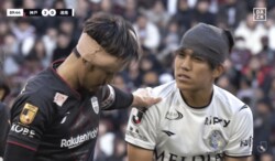 ガツン！ 顔と頭が“激突”で流血…「危ない！」「結構ガッツリぶつかってる…」Jリーグ最終節でファンが肝を冷やした瞬間