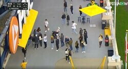 一体、何が起こった…？ 歩いてたら目の前にホームランボールがまさかの着弾！ “場外乱闘”が発生した瞬間　場外弾をめぐってファン同士のバトル勃発