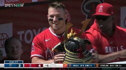 「ショーヘイも打ったぞ！」大谷翔平の特大5号にトラウトが“珍”リアクション ベンチ内で“ウキウキ”小走り＆雰囲気良すぎな瞬間