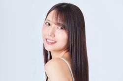 博多美人と話題！26歳ラウンドガール、“ド派手”レーシングスーツ姿に反響「すごいの着てるな」「なんとカラフル」