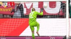 「地獄すぎる」「降格だな…」大量ゴール8点でフルボッコ→GKがブチギレて暴れる瞬間　王者・バイエルンがゲーム終了間際まで容赦ない攻撃