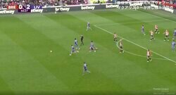 「恐怖の潰し屋！」「これがプロの技」 “汚れ役”リバプール遠藤航がファウル覚悟の強烈タックル→相手を吹っ飛ばした瞬間　速攻カウンターを止めた“戦術的ファウル”