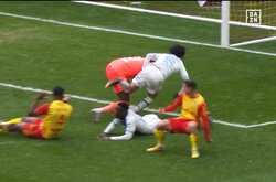 「モナ王突撃！」南野拓実、爆速ダッシュでPK獲得の迫力シーン！味方FWがクラッシュも諦めない→相手GKより一瞬だけ早くボールに触れて殊勲「惚れた」「タキしかかたん」