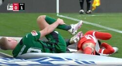 「死ぬだろ…」「人が飛んだ！」爆速スピードで相手を吹き飛ばす“殺人タックル”が炸裂した瞬間　バイエルンの重戦車が背後から強烈スライディング