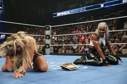 「まじで何やってんの？」助けた相手をまた襲う… “超筋肉”女子レスラーの不可解行動が波紋 団体公式SNSも疑問符