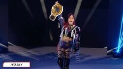 「映えすぎ」人気日本人女子レスラー、イヨ・スカイの私服写真が話題…ド派手な“オレンジジャケット”にファン大興奮