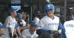 ケツを叩かれ、肩を揉まれて… ベンチの盛り上がり方がハンパじゃない！ “芸術弾”を放って歓迎される日本ハム・清宮幸太郎の愛され方がスゴすぎる