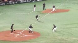 あわや顔面直撃の大事故！ 何が起こった… 審判や選手、観客が困惑した不思議すぎる衝撃プレー 「めちゃ怖い」「ヘルメットなかったらヤバい」