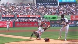 捕手が吹っ飛んで回転！ 爆速走塁で“ありえない光景”「事故やん」スパイク脱げて全力疾走…ヤ軍チザムの本塁生還が話題に