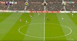 スタジアム熱狂！リバプール遠藤航が華麗すぎる“パス連携”を炸裂した瞬間　“デュエル王”と“神”がマークを外す動き出し→息のあったワンツーで突破