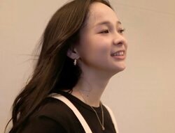 スタイル抜群の18歳バイリンガル美女、床を這いつくばり…長い脚を生かした挑発的なパフォーマンスに衝撃