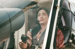 衝撃ビジュアルが話題のイケメン俳優、ヘリコプターでの登場シーンに反響「いいとこ持ってった」「ずるいよ」『インフォーマ -闇を生きる獣たち-』