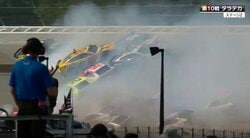 米レース史上最大級！26台絡む巨大クラッシュの一部始終 バックでピットへ…斜めに走る車も コース上が白煙に包まれる大惨事